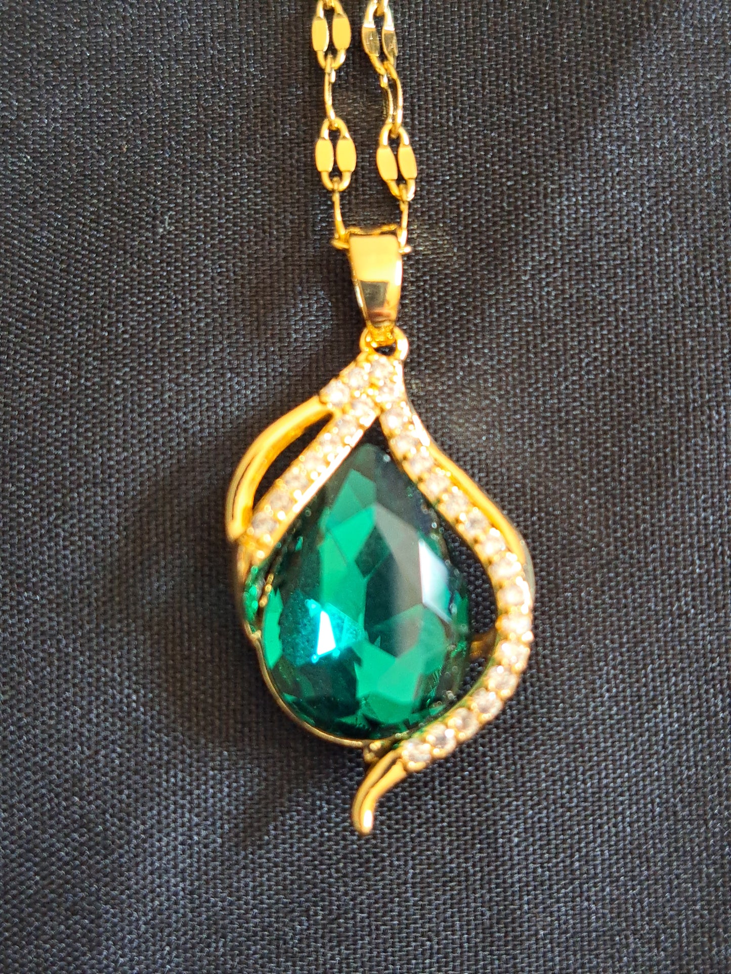 Romantic emerald green necklace