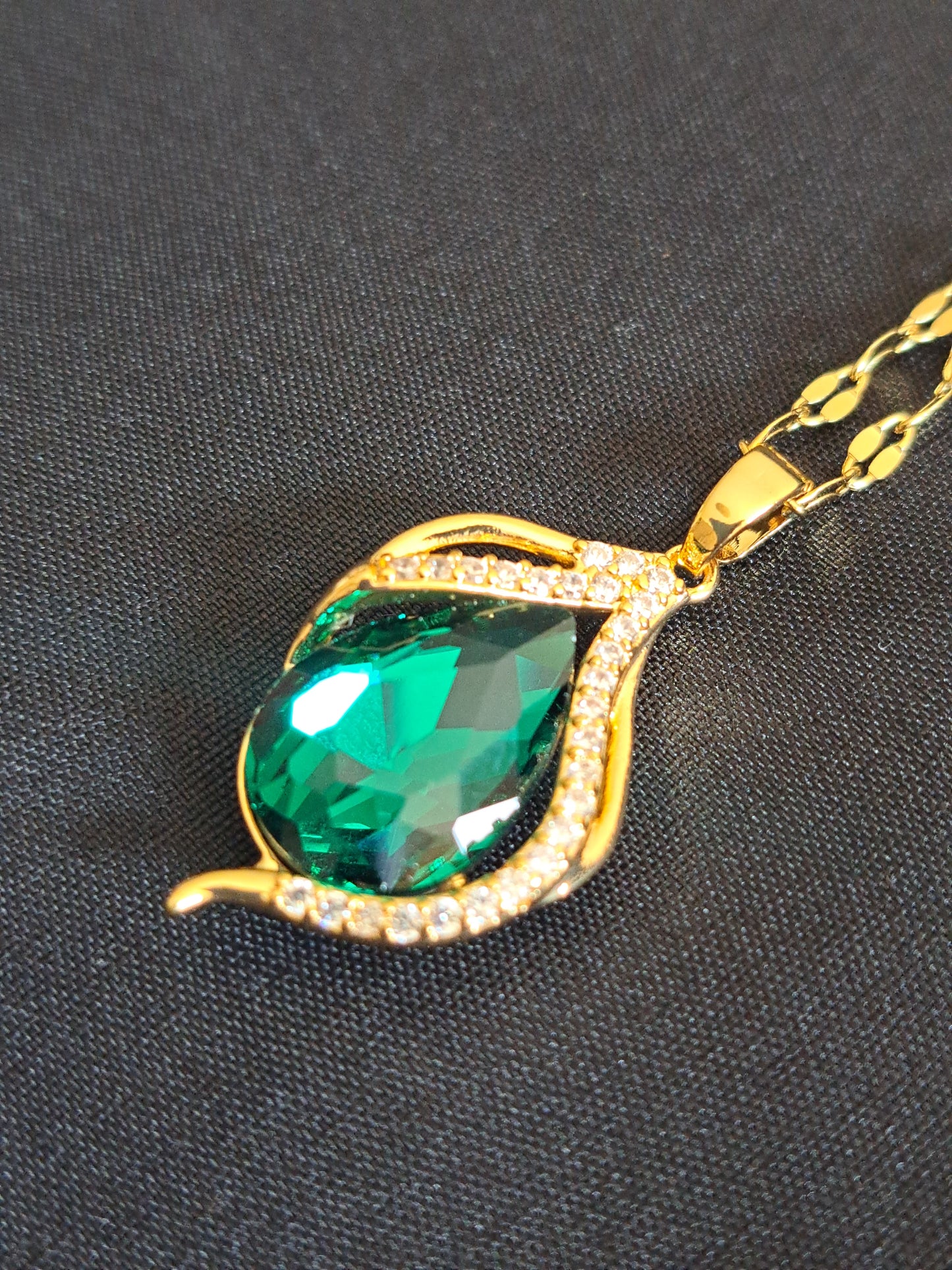 Romantic emerald green necklace