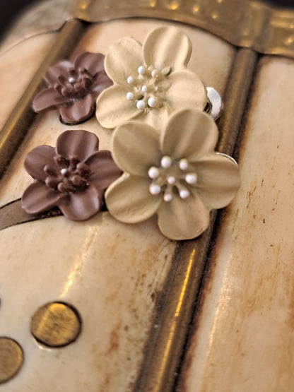 Beige and brown flower earrings