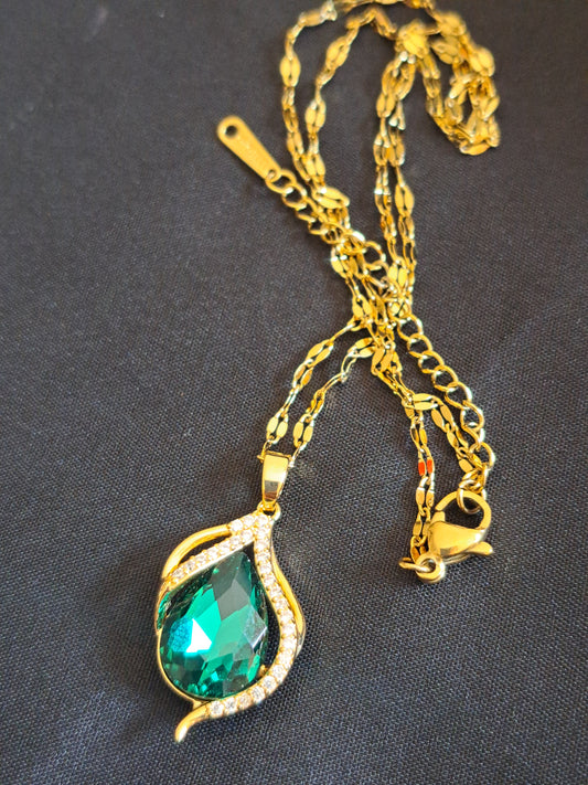 Romantic emerald green necklace
